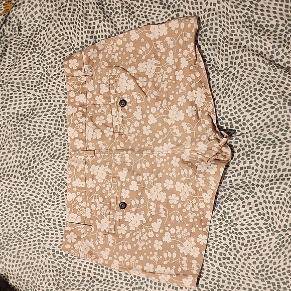 Gap Mid-Rise 2.5" Inseam Shorts - Picture 2 of 4